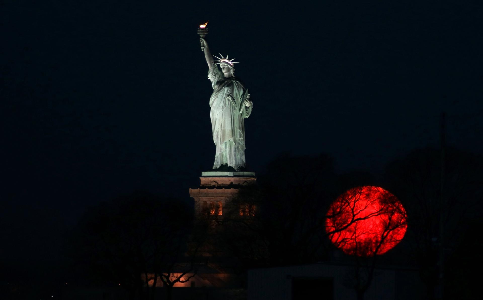 Superlua 97,6% cheia se põe atrás da estátua da liberdade. 08/03/2020 Nova Iorque (Foto de Gary Hershorn/Getty Images) - Gary Hershorn/Getty Images