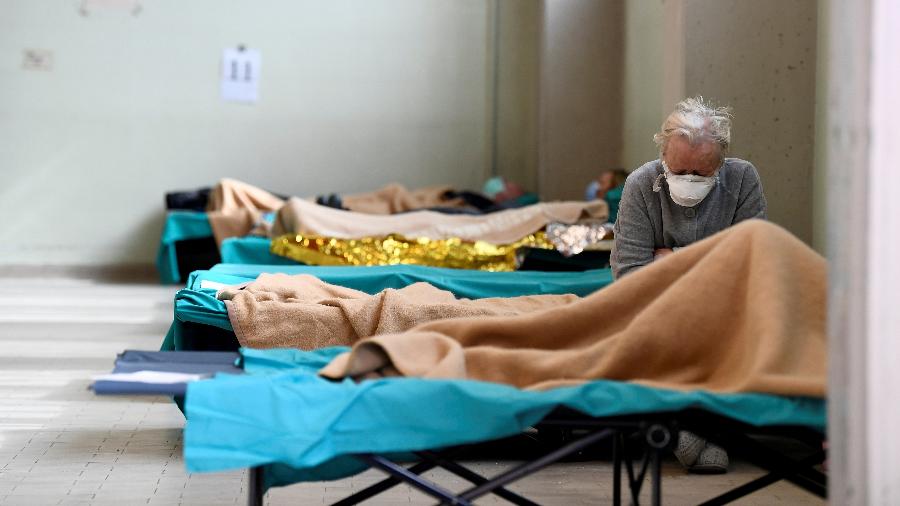 13.mar.2020 - Um paciente é visto sentado dentro do hospital Spedali Civili em Brescia, Itália - Flavio Lo Scalzo/Reuters