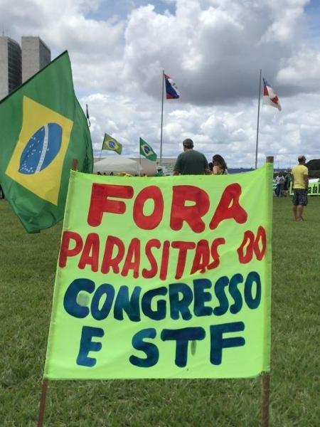 Faixas com ataques ao Congresso Nacional e ao STF em Brasília - Felipe Pereira/UOL