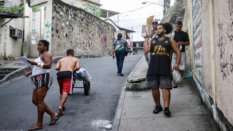 Moradores do Alemão distribuem folhetos de prevenção contra o coronavírus - Divulgação/Coletivo Papo Reto - Divulgação/Coletivo Papo Reto