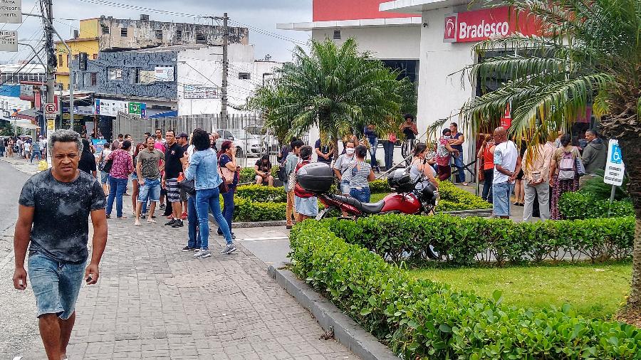 Fila se forma na calçada do banco Bradesco, no Grajaú, periferia da zona sul da cidade de São Paulo - Cleber Souza/UOL