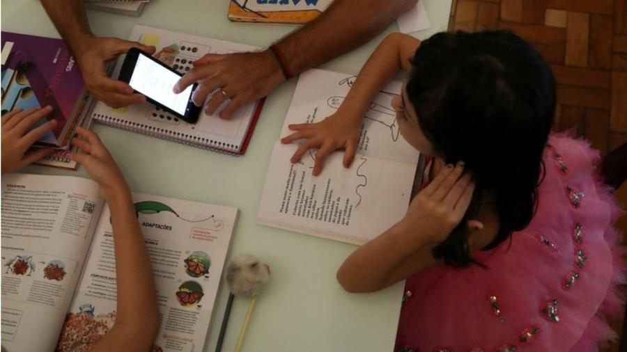 Crianças, adultos e escolas ainda tentam adaptar suas novas rotinas de estudos em casa - REUTERS/AMANDA PEROBELLI via BBC