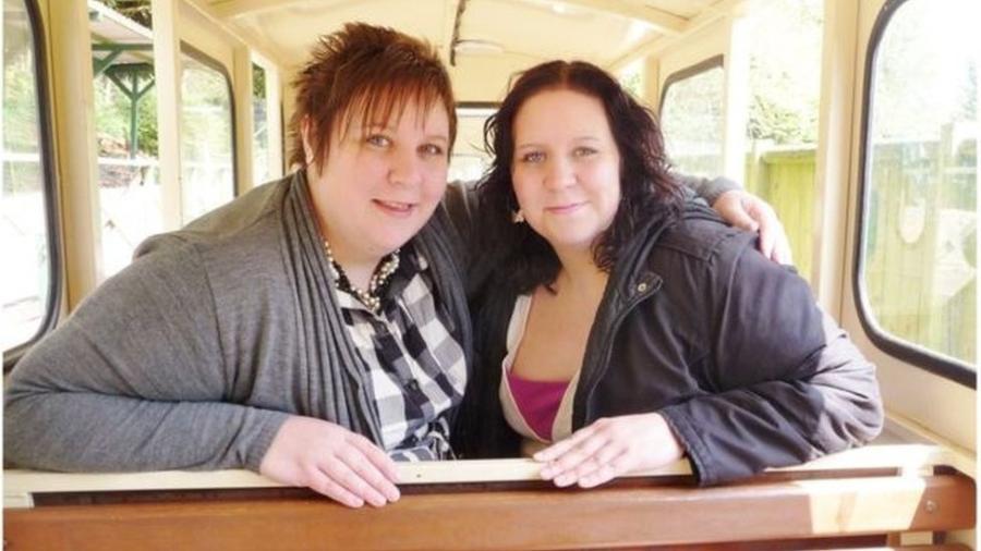 As gêmeas tinham outros problemas de saúde, disseram suas irmãs - Zoe Davis/BBC