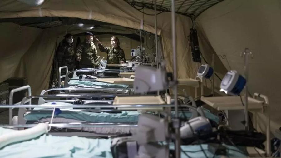 Hospital de campanha montado perto de Mulhouse, no leste da França, em março - Sebastien Bozon/AFP