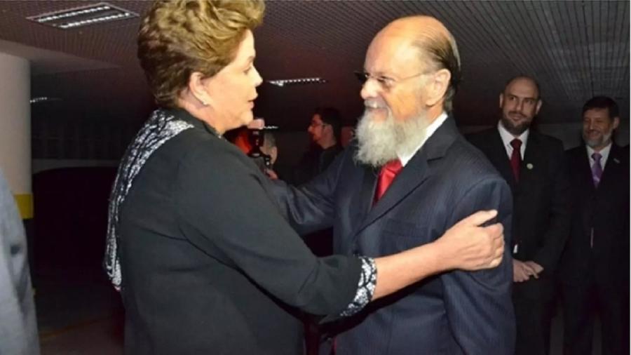 Dilma cumprimenta Edir Macedo na inauguração do Templo de Salomão - Divulgação/Igreja Universal