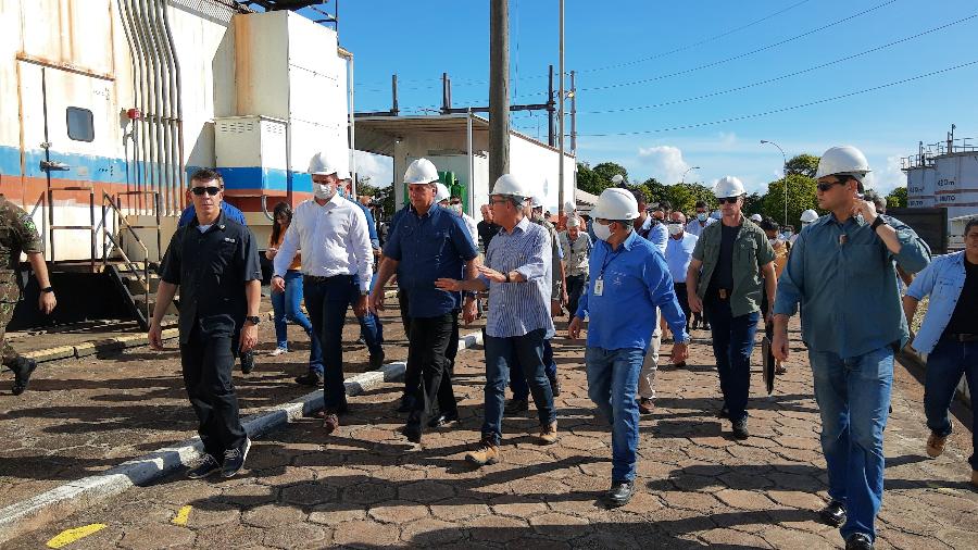 O presidente Jair Bolsonaro (sem partido) visitou ontem subestação de energia em Macapá, capital do Amapá - Gabriel Dias/UOL