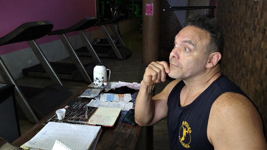 José Marques, dono de academia que já fechou outro estabelecimento durante a pandemia, em balcão com as contas atrasadas - Marcelo Oliveira/UOL