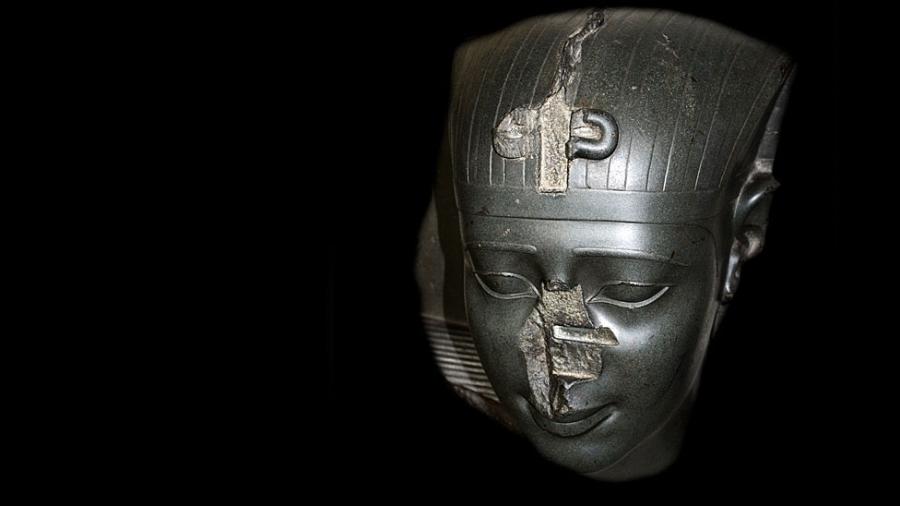 Pesquisa revelou que a ausência dos narizes, como nesta cabeça de uma estátua de um rei da Trigésima Dinastia (por volta de 370 aC), não era casual - Getty Images