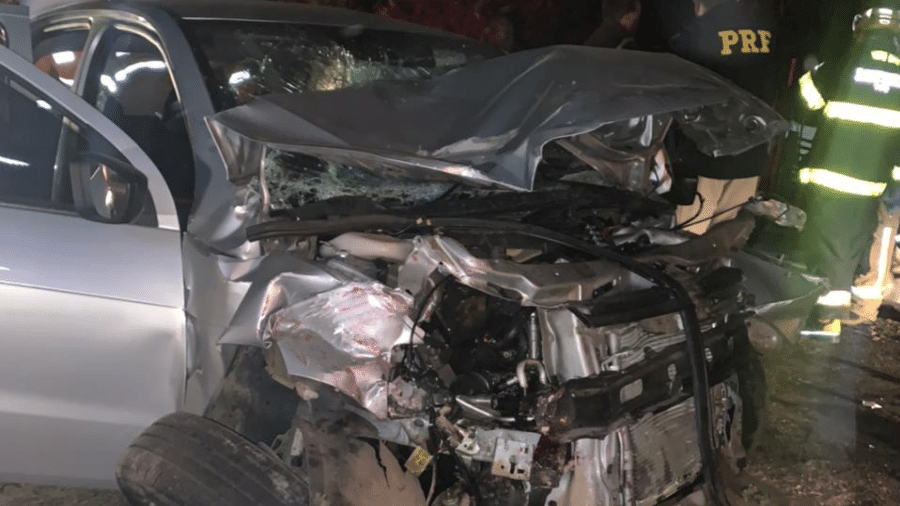 Carro atingido por um gerador que caiu de um caminhão ficou destruído - Divulgação/Corpo de Bombeiros de Minas Gerais