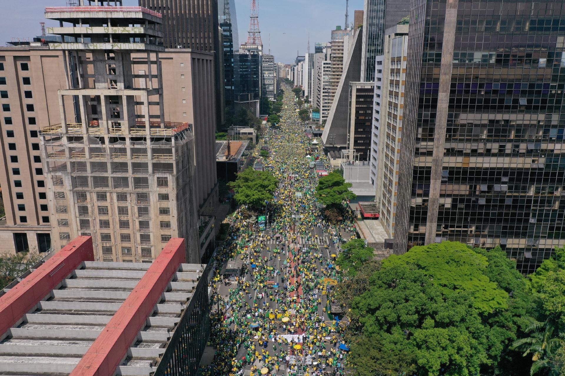 7.set.2021 - Imagem feita por drone mostra manifestação pró-Bolsonaro na Avenida Paulista, em São Paulo - Entre Nuvens