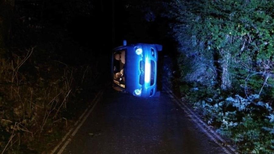 Carro capotou enquanto casal namorava na Inglaterra - Divulgação/Polícia de Derbyshire