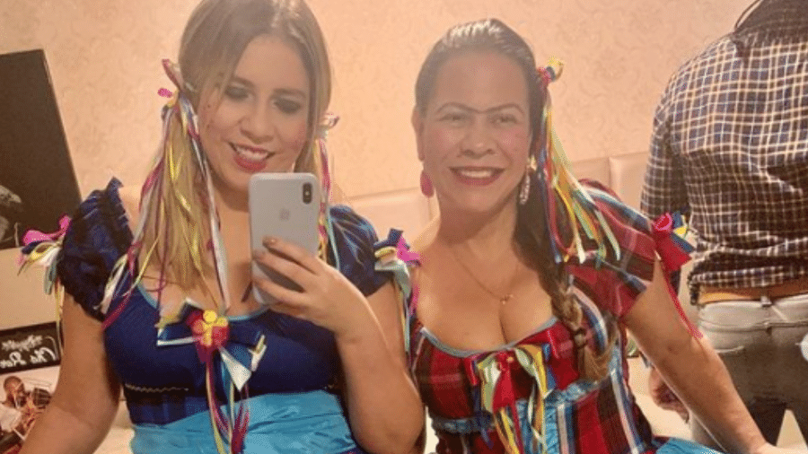 Marília Mendonça com a mãe, Ruth; cantora compartilhou fotos ao lado da mãe em homenagem postada ontem  - Reprodução/Instagram