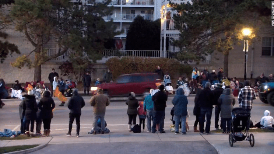 Carro avança sobre pedestres em desfile de Natal em Wisconsin, EUA - Reprodução/Twitter