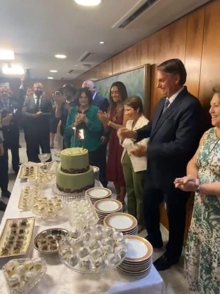 Bolsonaro tem 'festinha' de aniversário no Palácio da Alvorada com  familiares - Politica - Estado de Minas