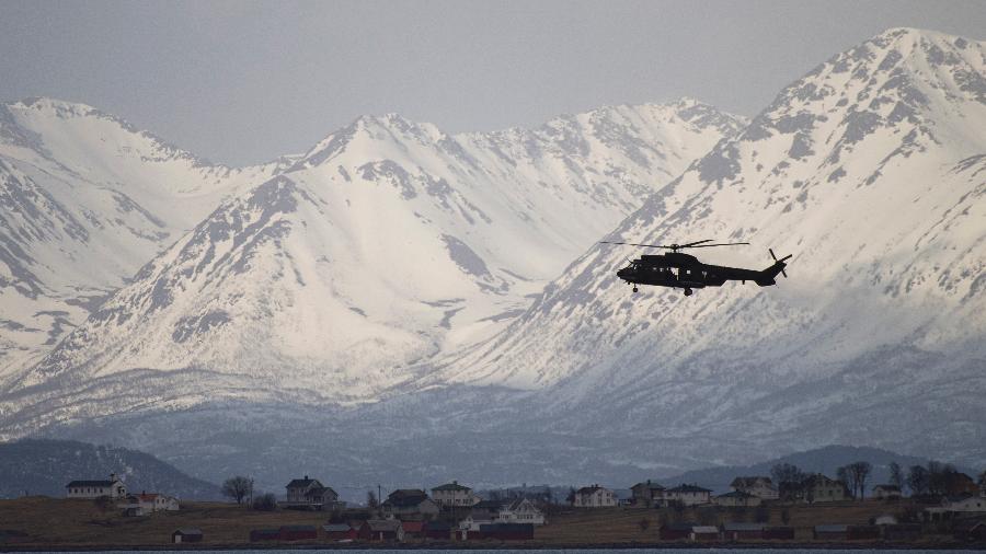 21.mar.22 - Um helicóptero participa do exercício militar internacional Cold Response 22, em Sandstrand, norte da Noruega; Cold Response é um exercício de inverno liderado pela Noruega no qual a Otan e países parceiros participam - JONATHAN NACKSTRAND/AFP