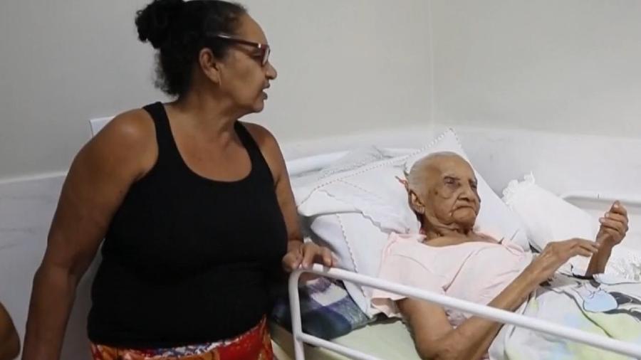 A neta Célia Cristina e a idosa Maria Gomes dos Reis, de 121 anos  - Reprodução/TV Globo