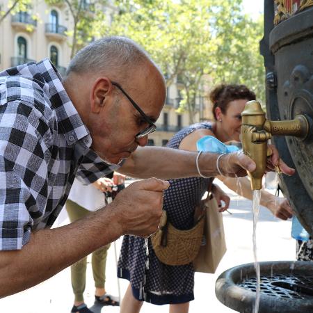 Espanhóis bebem água em meio à onda de calor em Barcelona, em foto de arquivo