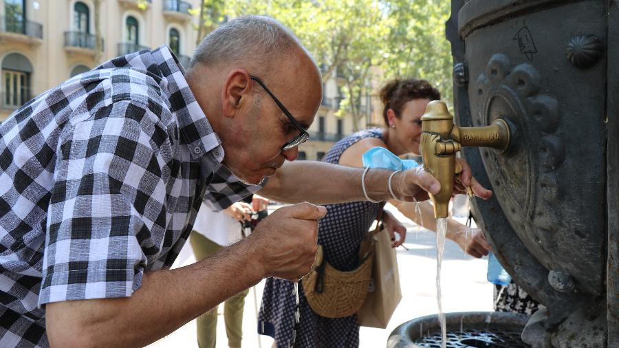 Espanhóis bebem água em meio à onda de calor em Barcelona, em 15 de julho de 2022. - Ismael Peracaula