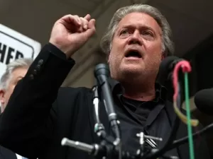 Bannon deixará prisão uma semana antes da disputa entre Trump e Kamala