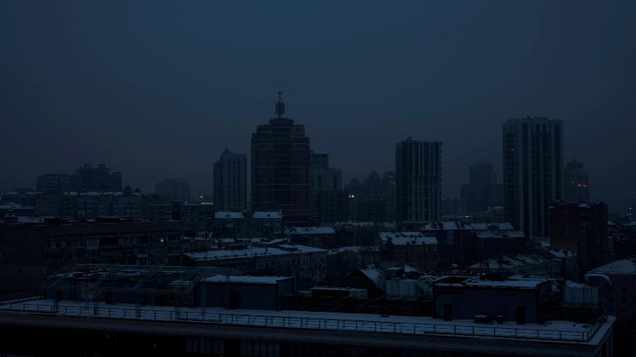 Cidade sem eletricidade depois que a infraestrutura foi atingida por ataques de mísseis russos - REUTERS/Vladyslav Sodel/File Photo ORG XMIT: FW1