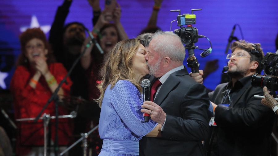 Lula beija a primeira-dama Janja em palco do festival do futuro; noite teve shows e coquetel para amigos e autoridades - CAIO GUATELLI / AFP