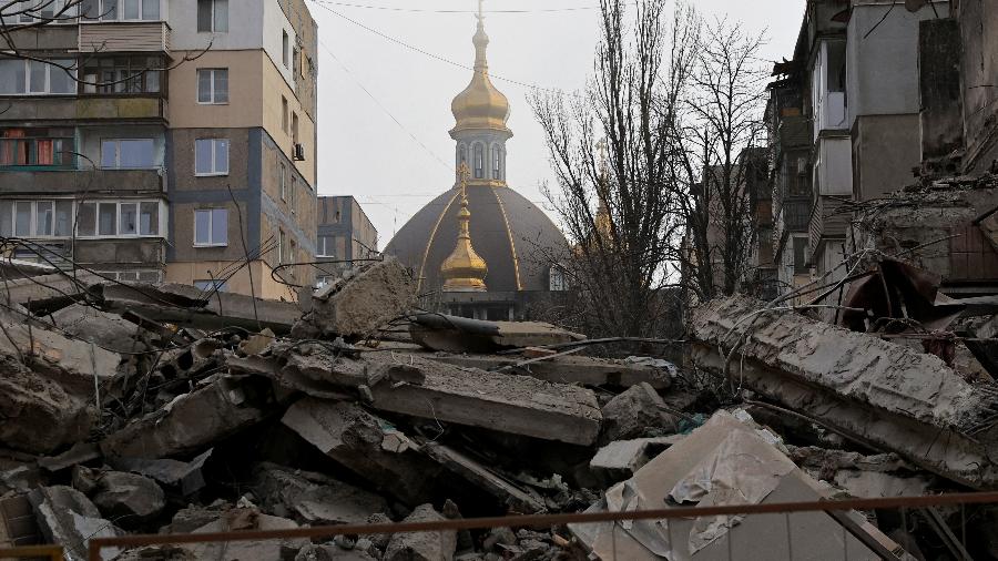 Uma vista mostra a cúpula de uma igreja ortodoxa atrás de um prédio destruído durante o conflito Rússia-Ucrânia em Mariupol - 24.jan.2023 - Alexander Ermochenko/Reuters