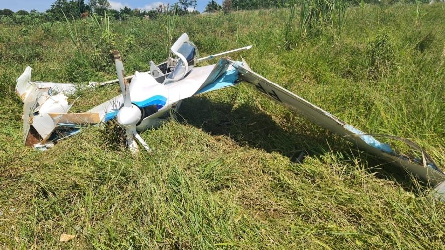 Aeronave ficou destruída após pouso em área de pasto - Reprodução