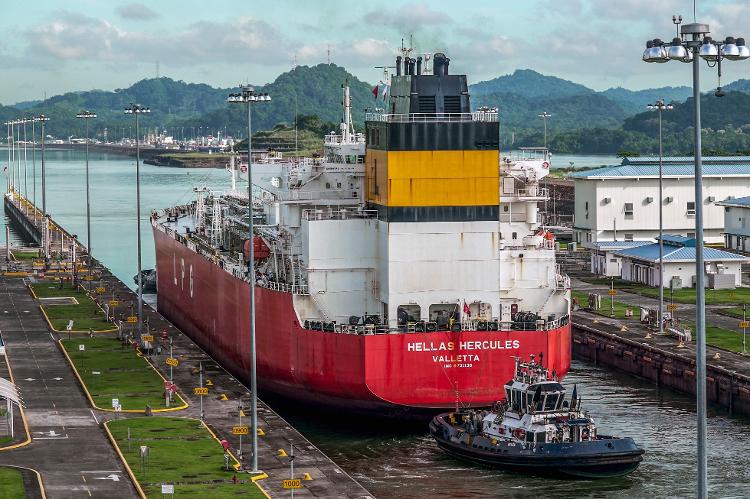 Navio de carga no Canal do Panamá