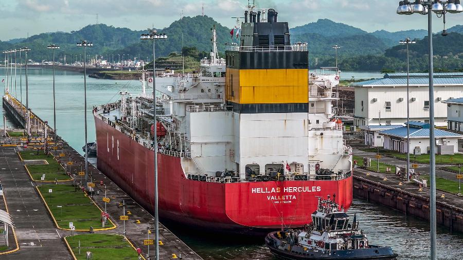 Navio de carga no Canal do Panamá