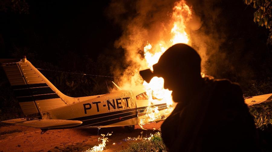 Avião queimado durante ação contra o garimpo na TI Yanomami