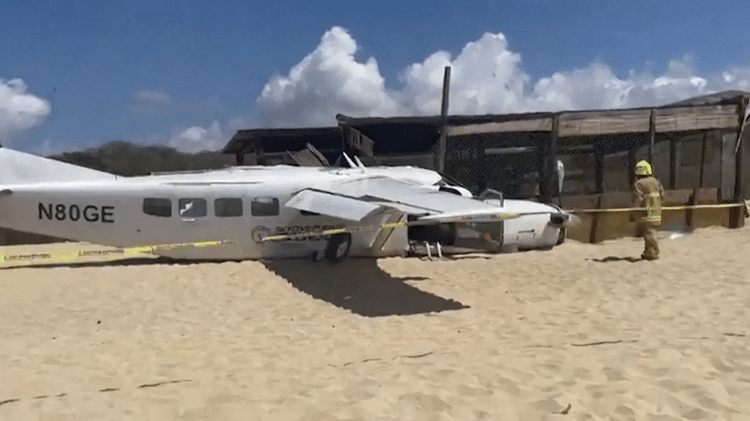 Pequeno avião caiu na praia de Bacocho, em Puerto Escondido, México