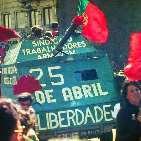 Revolução Democrática em Portugal derrubou ditatura mais longa da Europa e trouxe desenvolvimento social e econômico ao país