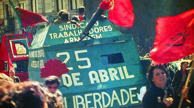 Revolução Democrática em Portugal derrubou ditatura mais longa da Europa e trouxe desenvolvimento social e econômico ao país