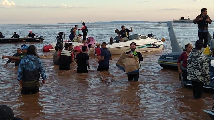 Porto Alegre se torna abrigo para cidades vizinhas; Gasômetro vira 'porto'