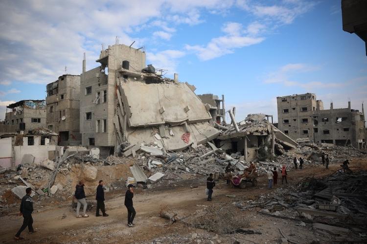 Palestinos encontram destruição ao retornar a Nuseirat, no centro da Faixa de Gaza, após o bombardeio israelense, em 29 de novembro de 2024