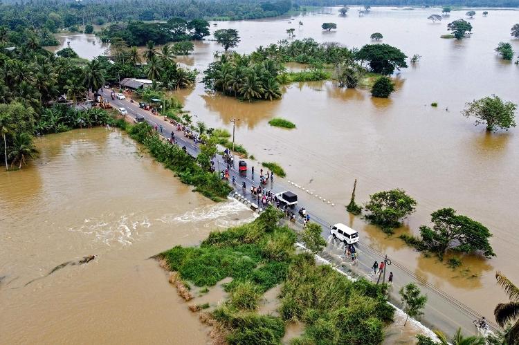 Imagem aérea mostra dimensçao do alagamento em Puttalam, no Sri Lanka