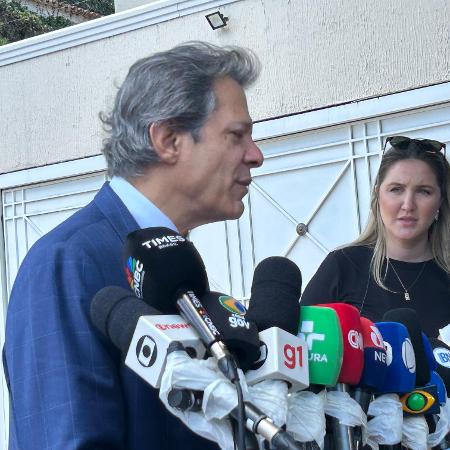 Haddad conversa com a imprensa em frente à casa de Lula em São Paulo