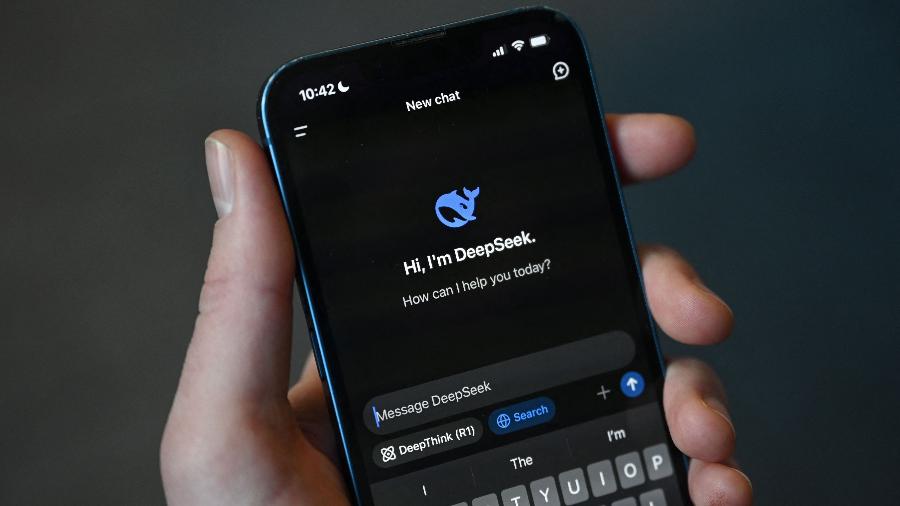 Celular com o chatbot chinês DeepSeek - Greg Baker/AFP