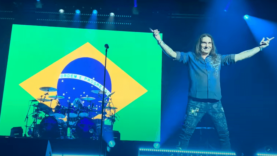 Zak Stevens, do Savatage, com bandeira brasileira ao fundo no Espaço Unimed, em São Paulo Zak Stevens, do Savatage, com bandeira brasileira ao fundo no Espaço Unimed, em São Paulo