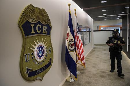 Sede do ICE (Serviço de Imigração e Alfândega dos EUA), em Washington, DC. Sede do ICE (Serviço de Imigração e Alfândega dos EUA), em Washington, DC.
