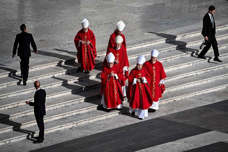 Membros do clero caminham antes da missa de corpo presente do Papa Francisco na Praça de São Pedro, no Vaticano, em 26 de abril de 2025 Membros do clero caminham antes da missa de corpo presente do Papa Francisco na Praça de São Pedro, no Vaticano, em 26 de abril de 2025