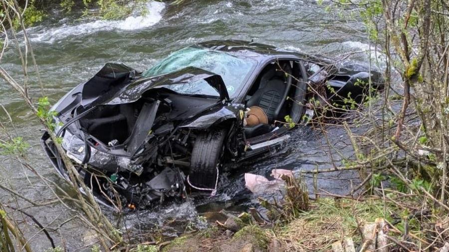 Após sair da estrada, a Ferrari 488 GT Modificata caiu no rio Yuso - Divulgação/Diputación de León