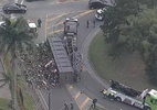 Tombamento de carga bloqueia trecho da Raposo Tavares em Cotia (SP)