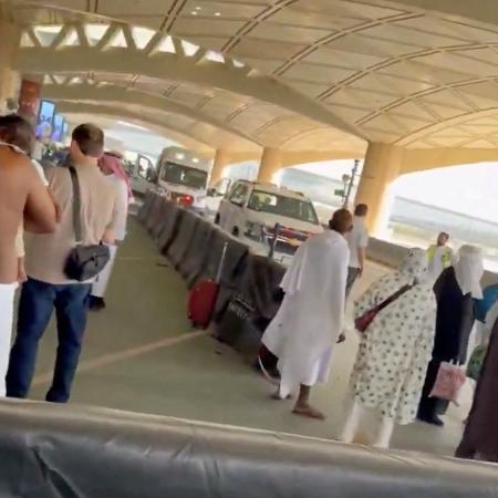 Ambulância no aeroporto de Riade após ataque que deixou mortos e feridos Ambulância no aeroporto de Riade após ataque que deixou mortos e feridos
