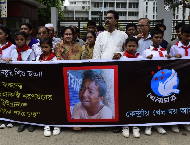 Manifestantes protestam contra o linchamento de um garoto de 13 anos em Bangladesh - Munir uz Zaman/AFP