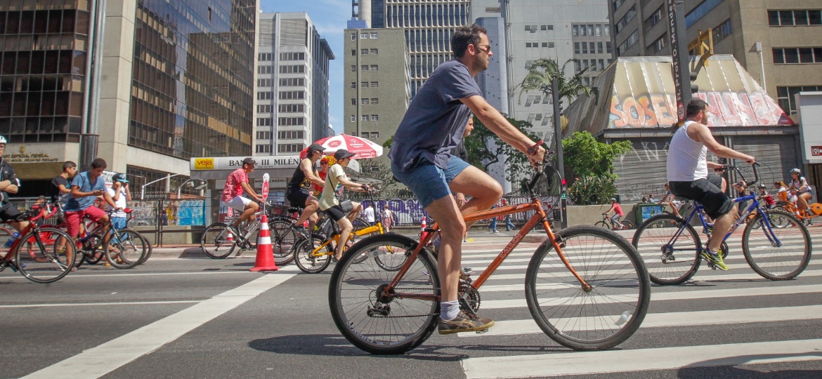 Ciclistas pedalam na avenida Paulista; via é fechada para carros aos domingos - Ronny Santos/Folhapress