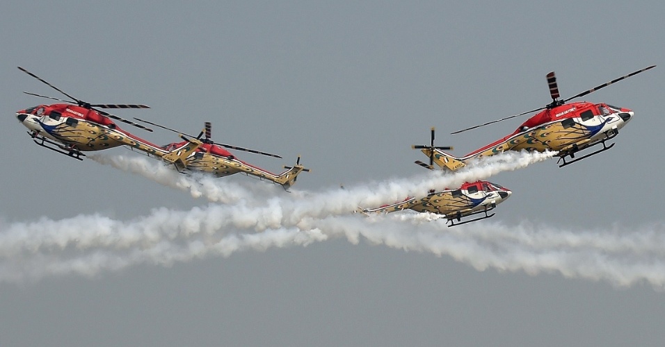 06.out.2015 - Helicópteros da força aérea se apresentam durante ensaio para parada militar, na cidade de Ghaziabad, na Índia 