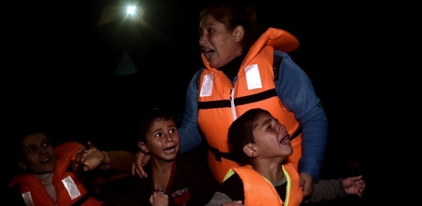 Crianças refugiadas choram ao chegar na ilha de Lesbos, na Grécia, depois de atravessar o mar Egeu, na Turquia - Aris Messinis/AFP