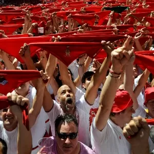 Festa de São Firmino agita cidade da Espanha com vinho e corrida de touros  - Fotos - UOL Notícias