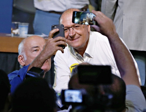 9.dez.2017 - O governador de São Paulo, Geraldo Alckmin, tira selfie durante convenção do PSDB em Brasília - Pedro Ladeira/Folhapress